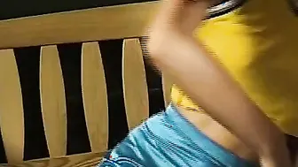 Blondes Luder lutscht auf der Terasse