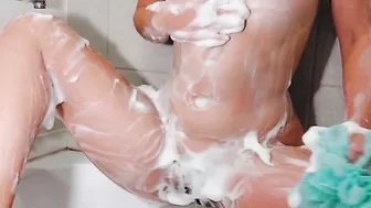 Shaving my cunt inside the restroom