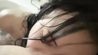 水の中で射精したらどうなるの？乳首舐め手コキでイカせてあげるから見せて♡