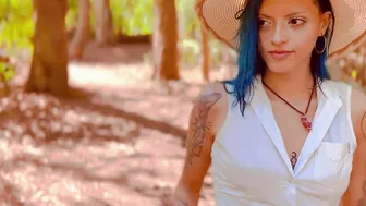 Se Pierde En El Bosque Para Grabar Su Mejor Vídeo Porno