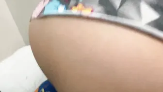Me ve masturbando y me ayuda con su culo enorme