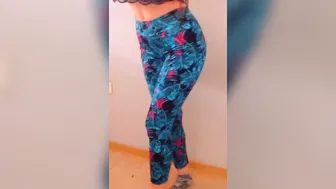 Flaca culona moviendo su cuerpo frente a la camara