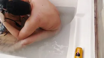 insane hold breathing while hair washing inside the jacuzzi hot tub assisted by the cuckold sub