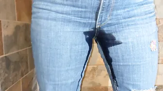 Wifey pee inside her leggings
