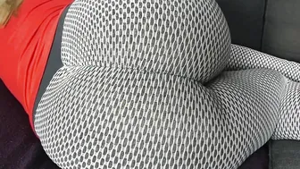 French cunt with mouth with huge butt into yoga leggings blows a huge dick and fucks