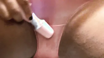 Solo African milf makes herself cream