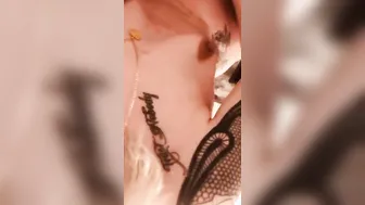 Bimbo drinking her own piss