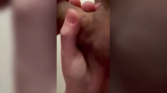 Il prenait sa douche donc j’ai fait ma cochonne pour qu’il me rejoigne au lit