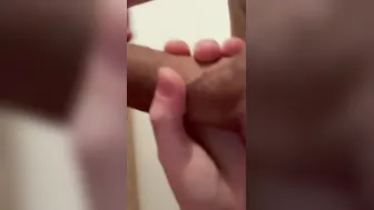 Il prenait sa douche donc j’ai fait ma cochonne pour qu’il me rejoigne au lit