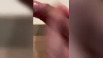 Il prenait sa douche donc j’ai fait ma cochonne pour qu’il me rejoigne au lit
