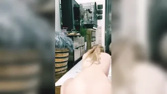 Любит ласкать свою киску