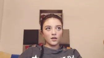 Pure-faced bimbos masturbates live while she lets you watch