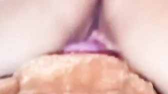 Mira como esta chica de 19 años se masturba y se da mucho placer ella sola