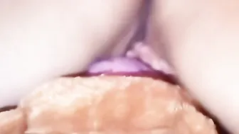 Mira como esta chica de 19 años se masturba y se da mucho placer ella sola