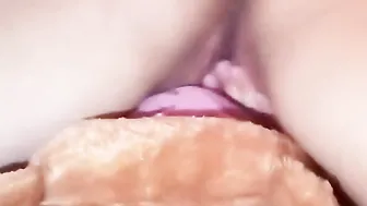Mira como esta chica de 19 años se masturba y se da mucho placer ella sola
