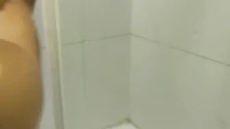Tomando una ducha antes de coger 