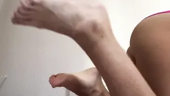 Satisfy cum on my toes