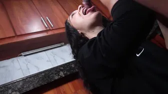 ¡Me Atrapa En La Cocina Y Decide Follarme Por El Culo