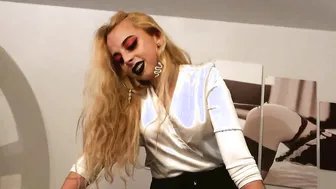 3 Way Scopo la Schiava Mentre Annusa e Lecca i Piedi Alla Padrona Teenagers e Poi Le Sborro into Bocca