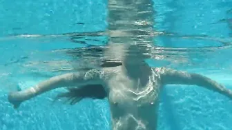 Enjoy Lina Mercury and Mia Ferrari swim nude