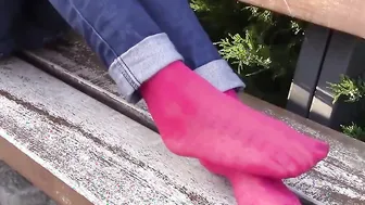 Bench porn video – Warm hot Diana rests on a bench into a really jampacked park with her pink socks on. She chooses to