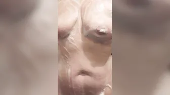 Bañandome para mis fans latinos caliente enseñando su cuerpo