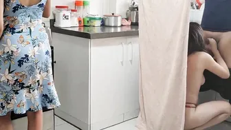 Follo mientras cocino y ella no se da cuenta