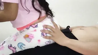 Quiere Jugar Sentada en mis Piernas y no Puedo resistir las ganas de cojerla