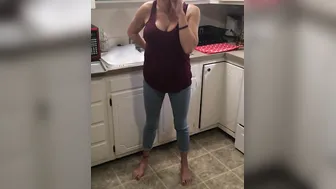 RachelHH22 Peeing into leggings while doing dishes and smoking