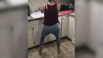RachelHH22 Peeing into leggings while doing dishes and smoking
