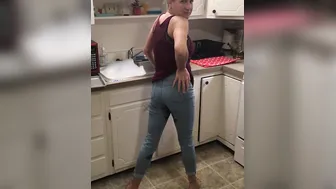 RachelHH22 Peeing into leggings while doing dishes and smoking