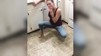 RachelHH22 Peeing into leggings while doing dishes and smoking