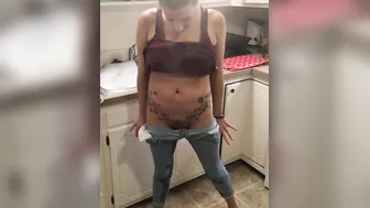 RachelHH22 Peeing into leggings while doing dishes and smoking