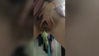 Masked Bombshell pee into the bath