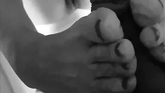 pisciata sul corpo mentre sega coi piedi
