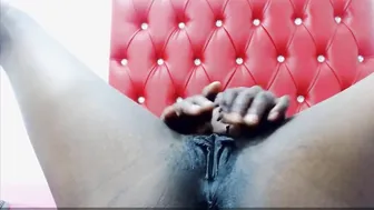 Fit ebony mom with long twat lips wants to play