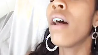 Chocolate bimbo spreads legs and getting her snatch finger bang