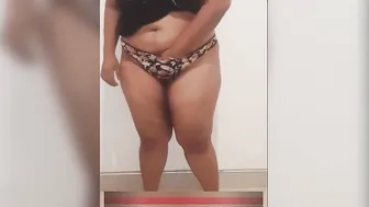 BOMBSHELL HUGE BUTT PUNJAB AUNTY SHOWING HER ASSETS