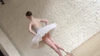 Naked ballerina Annett A dances and her athletic body shows