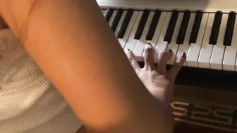 My next door want piano lesson SHE gotten great skillz