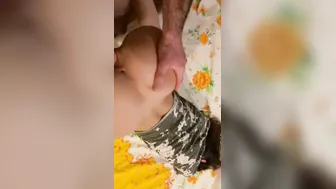 У девушки судороги от большого члена. The chick has cramps from a huge penis.