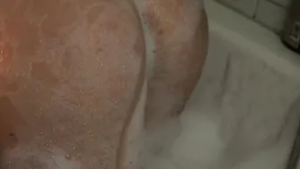 A Slim Bombshell Takes a Bath Tub With Foam Caressing Snatch.