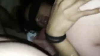 Offerte à son boss sans le savoir cette beurette aux yeux bandés hurle de plaisir trio anal Jizzed