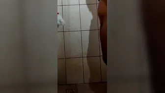 Mulher tomando banho sabendo que estava sendo filmada - JPutinha