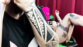 Lui non si vede inside viso e lei ha il passamontagna