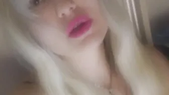 BEAUTIFUL mom WANTS SOME LOVE