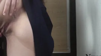 日本人の女の子がすべての蜂蜜をグラスに入れ、ストッキングを掛けました。