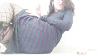 Cougar SMOKES 2 CIGARETTES SIMULTANEOUSLY MASTURBATES WITH CIGARETTE INSIDE SNATCH SMOKING TWAT