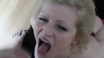 Blonde Studentin muss Mieter per enger Fotze und Deep Throat geben