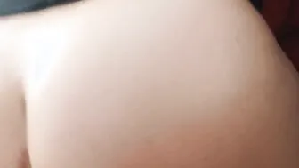Me le corro en el culo mientras ella gime como una perra
